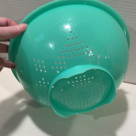 Tupperware strainer with lid - Picture 2 of 3